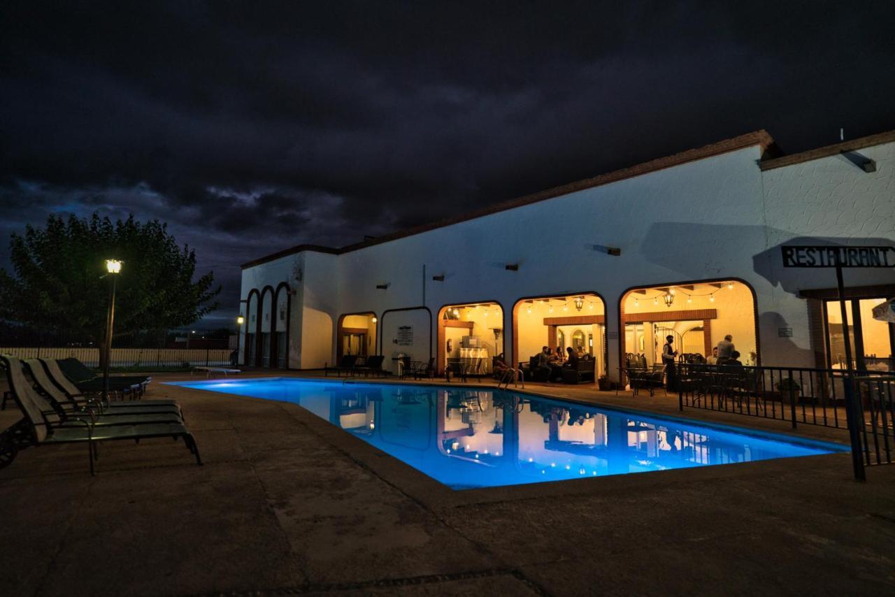 Hotel Hacienda Nuevo Casas Grandes ภายนอก รูปภาพ