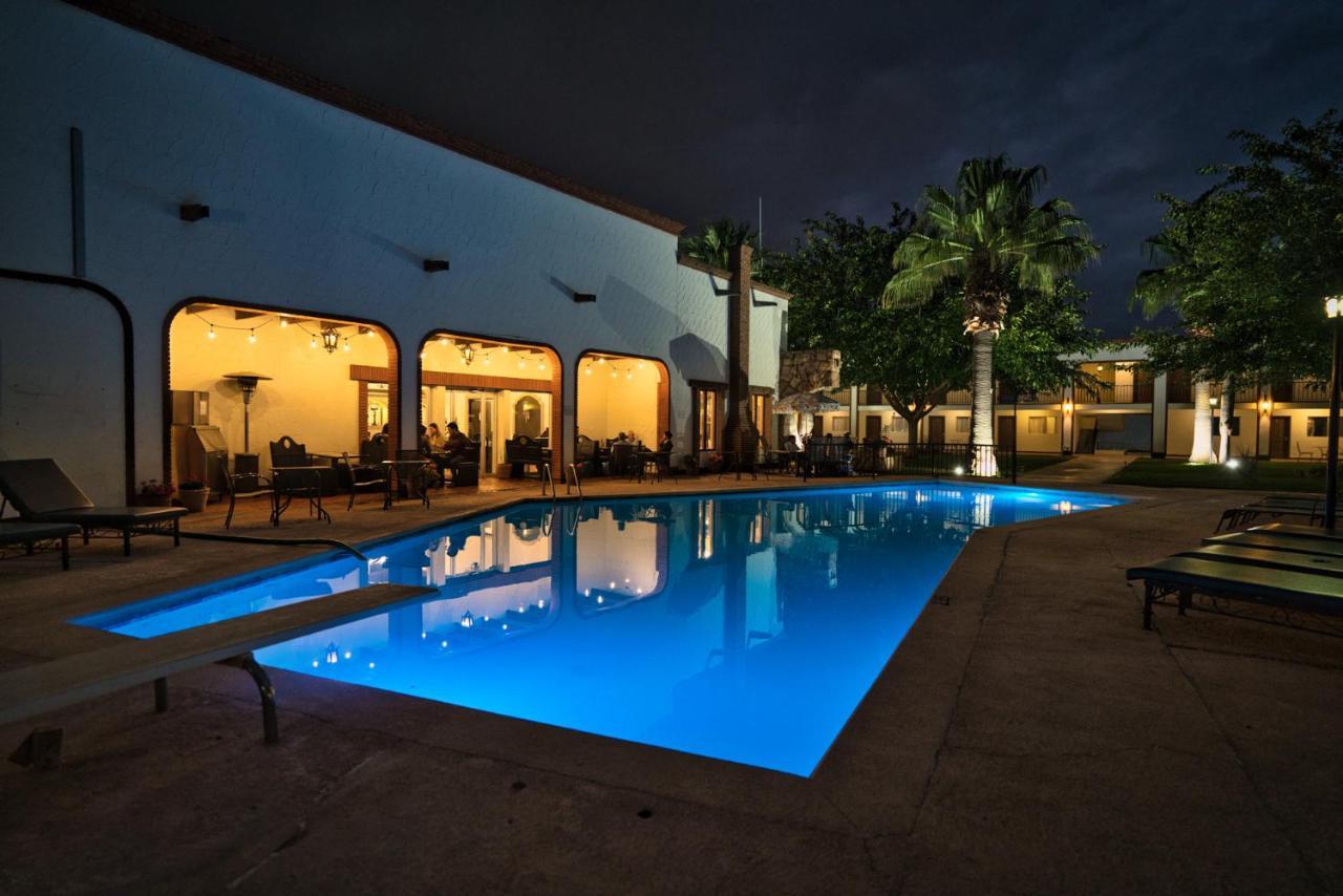 Hotel Hacienda Nuevo Casas Grandes ภายนอก รูปภาพ
