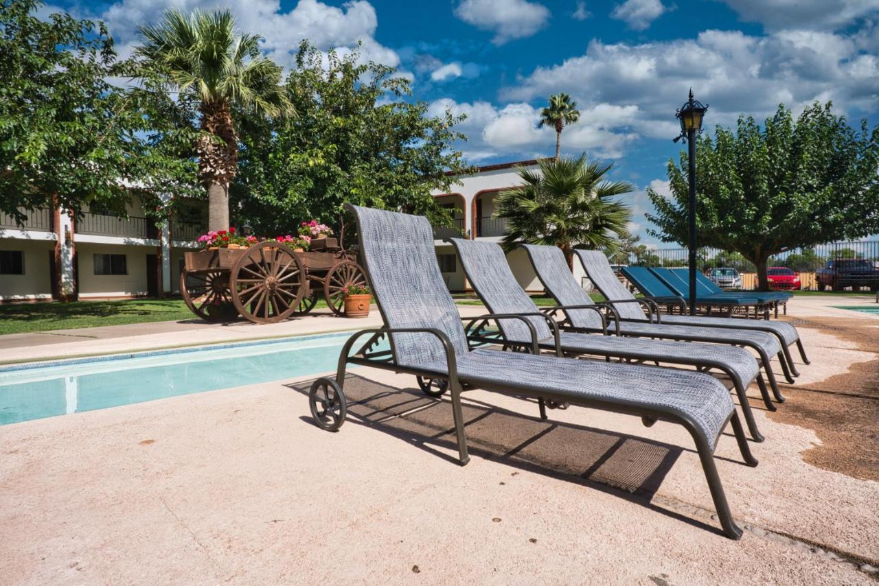 Hotel Hacienda Nuevo Casas Grandes ภายนอก รูปภาพ