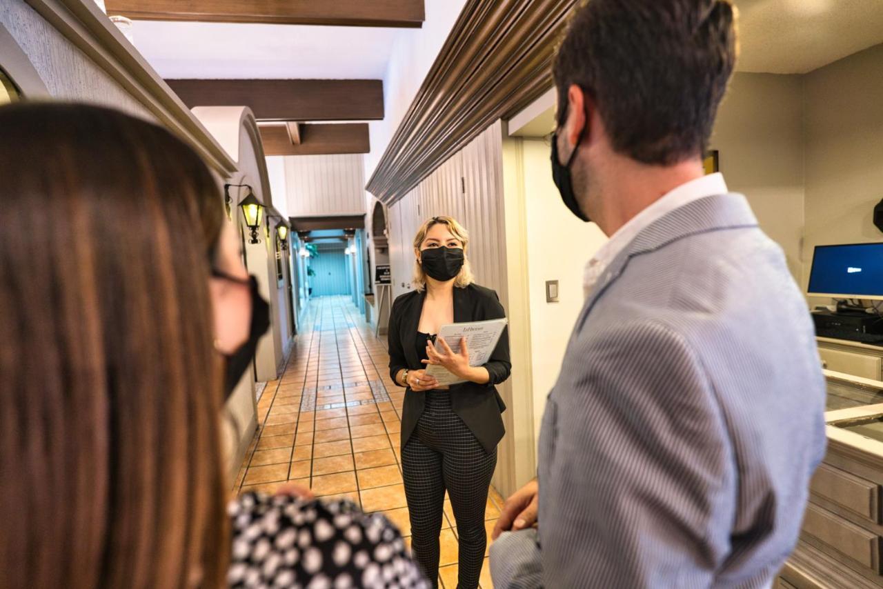 Hotel Hacienda Nuevo Casas Grandes ภายนอก รูปภาพ