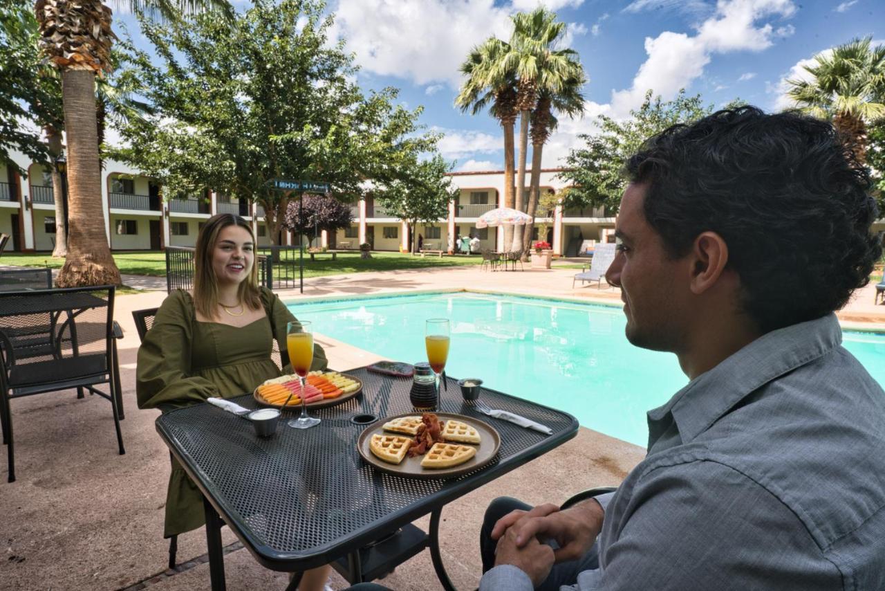 Hotel Hacienda Nuevo Casas Grandes ภายนอก รูปภาพ