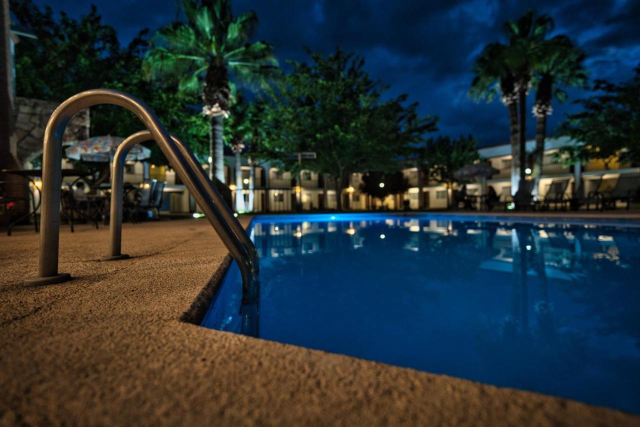 Hotel Hacienda Nuevo Casas Grandes ภายนอก รูปภาพ