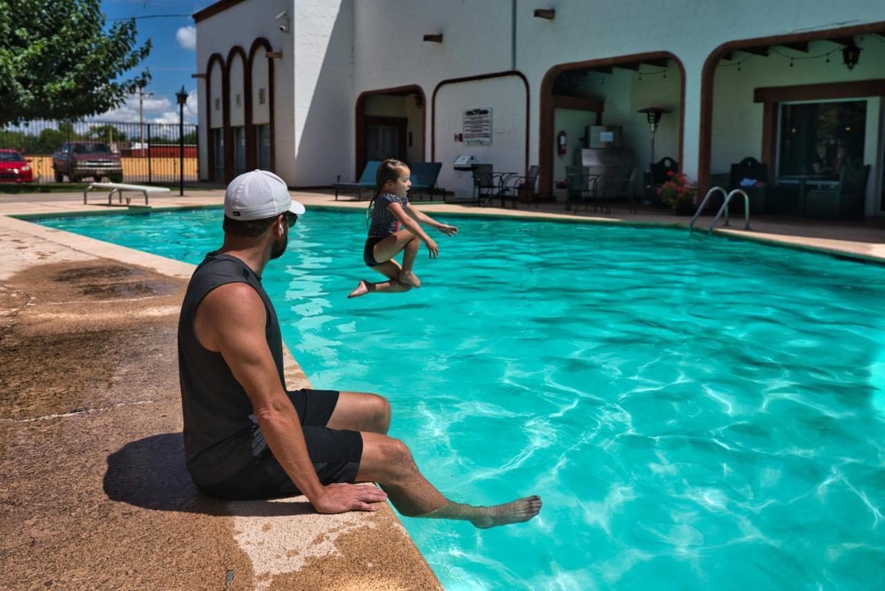 Hotel Hacienda Nuevo Casas Grandes ภายนอก รูปภาพ