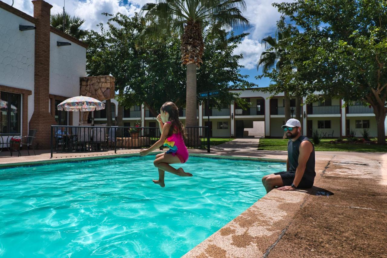 Hotel Hacienda Nuevo Casas Grandes ภายนอก รูปภาพ