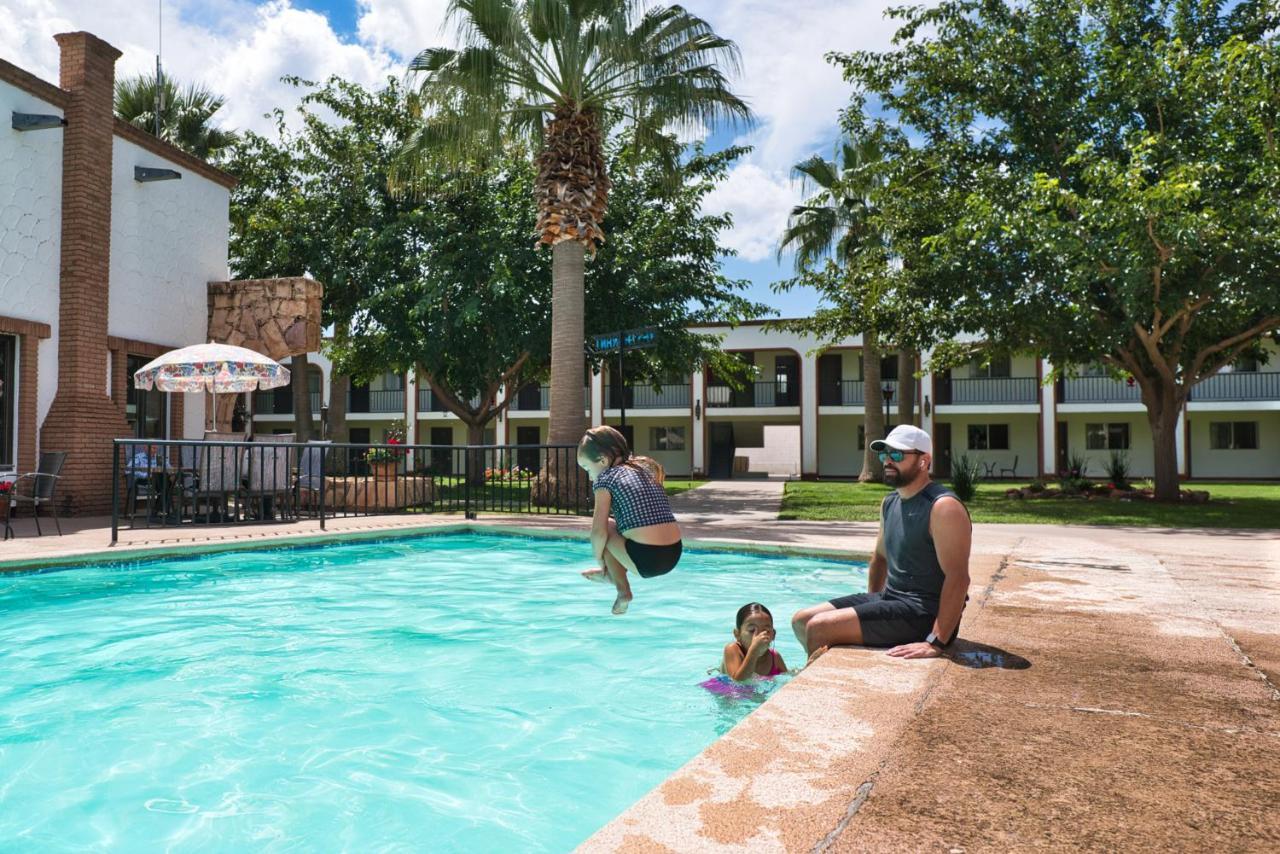 Hotel Hacienda Nuevo Casas Grandes ภายนอก รูปภาพ