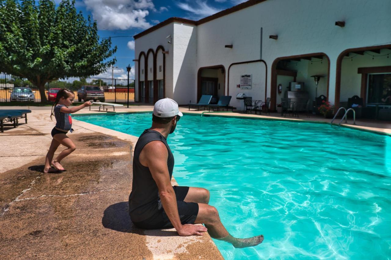 Hotel Hacienda Nuevo Casas Grandes ภายนอก รูปภาพ