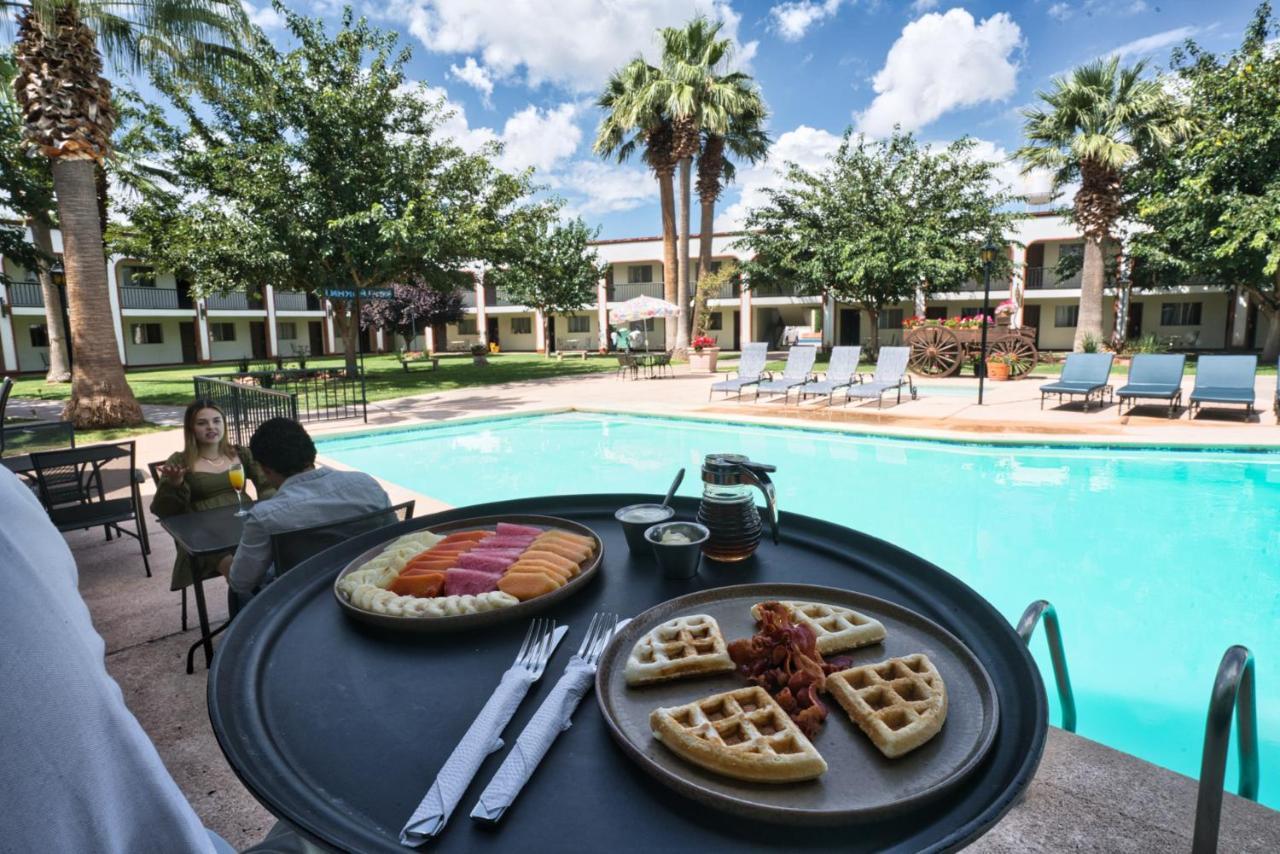 Hotel Hacienda Nuevo Casas Grandes ภายนอก รูปภาพ