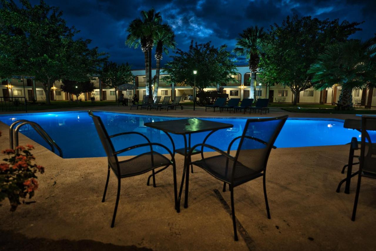 Hotel Hacienda Nuevo Casas Grandes ภายนอก รูปภาพ