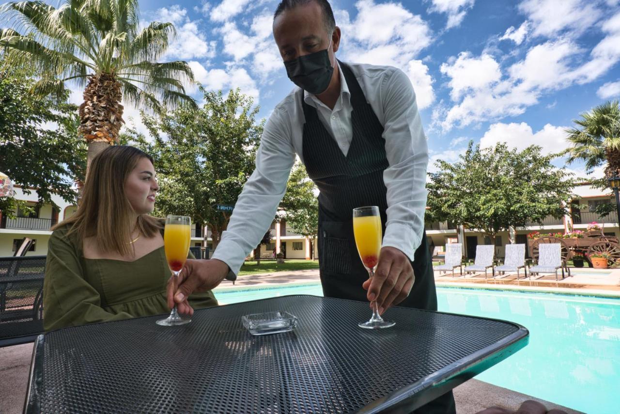 Hotel Hacienda Nuevo Casas Grandes ภายนอก รูปภาพ