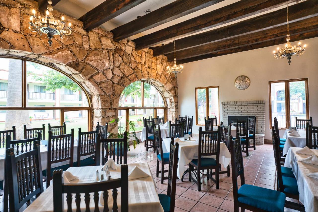 Hotel Hacienda Nuevo Casas Grandes ภายนอก รูปภาพ