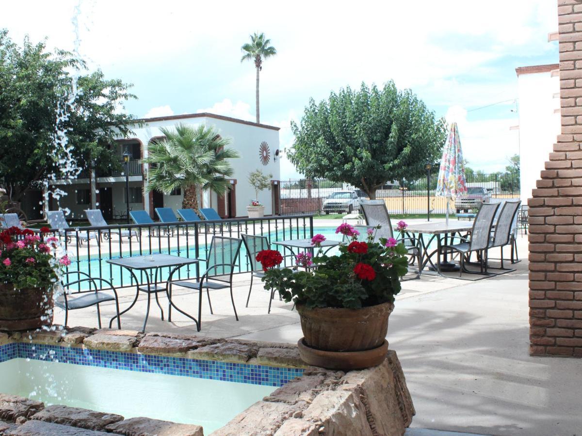 Hotel Hacienda Nuevo Casas Grandes ภายนอก รูปภาพ